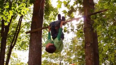 Çocuk bar takla ve bir ağaca tırmanıyor