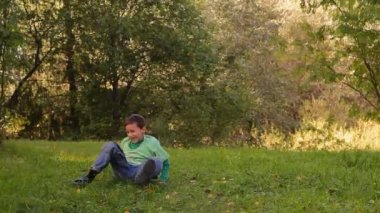 çimenlerin üzerinde atlama, takla, dans çocuk