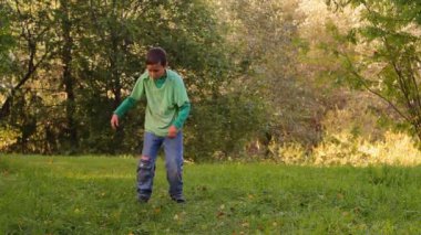 çimenlerin üzerinde atlama, takla, dans çocuk