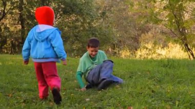 Koş ona iki kız çocuk dans düşmek