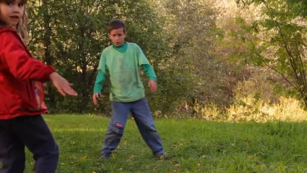 Мальчик танцует падение две девушки бегут к нему — стоковое видео