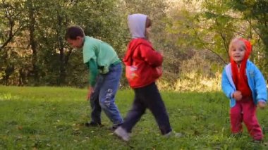 Koş ona iki kız çocuk dans düşmek