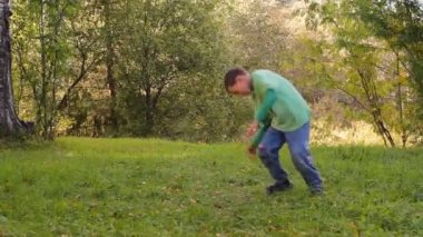 çimenlerin üzerinde atlama, takla, dans çocuk