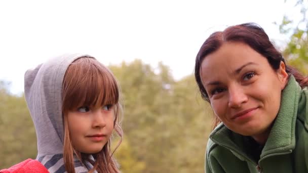 Uma menina e uma mulher fingindo rostos — Vídeo de Stock