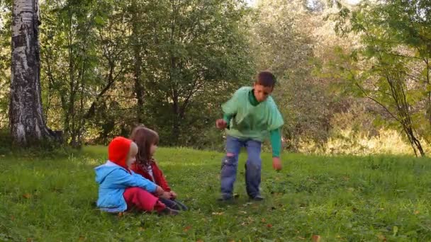 Jongen dansen tuimelen twee meisjes lopen naar hem — Stockvideo