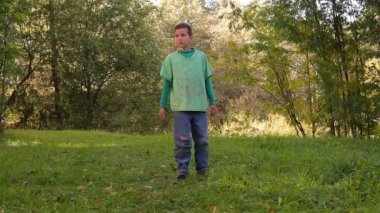 çimenlerin üzerinde atlama, takla, dans çocuk
