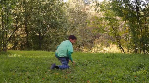 Pojke dans, kullerbyttor, hoppa på gräs — Stockvideo