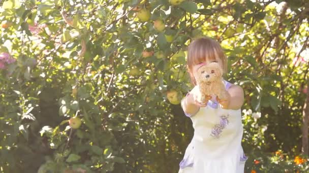 Girl playing toy dog (toy) laughs — Stock Video
