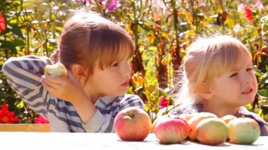 elma, iki kızla yemek talk