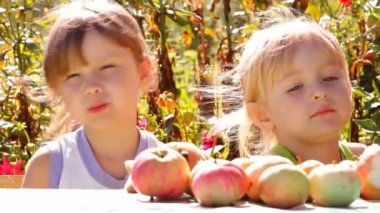 elma, iki kızla yemek talk