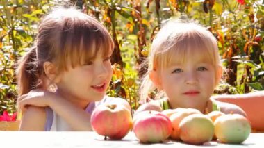 elma, iki kızla yemek talk