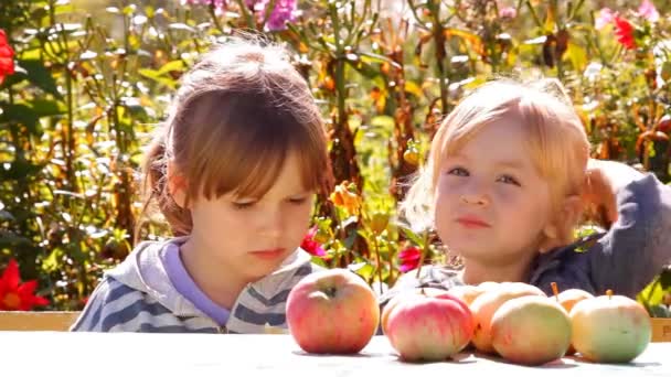 Deux filles avec des pommes, manger parler — Video