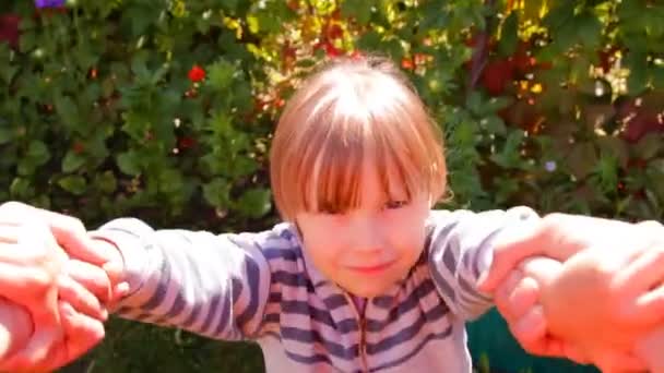 Flickan håller på banan utomhus, cirkel, kretsar — Stockvideo