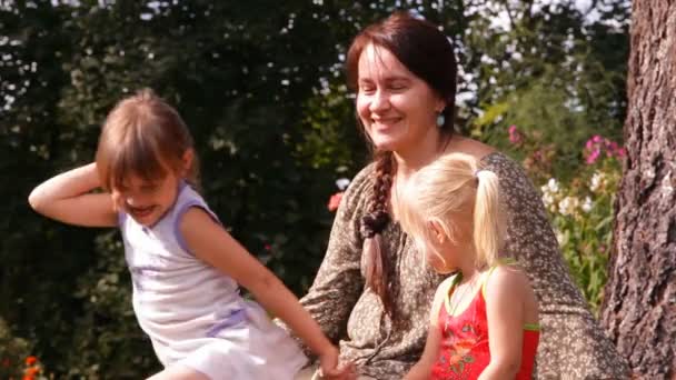 Mère avec deux enfants parlant, riant — Video