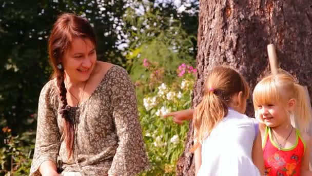 Matka z dwójką dzieci, rozmowa, śmiech — Wideo stockowe