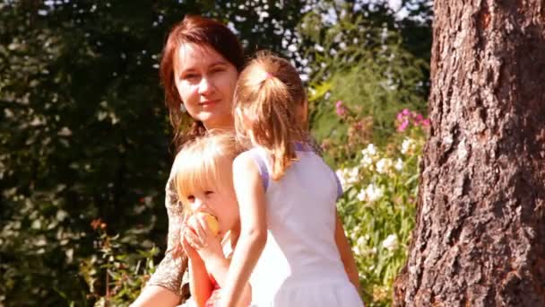 Moeder met twee kinderen praten, lachen — Stockvideo