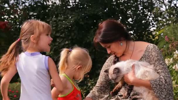 Una madre con dos hijos y un gato hablando, riendo — Vídeos de Stock