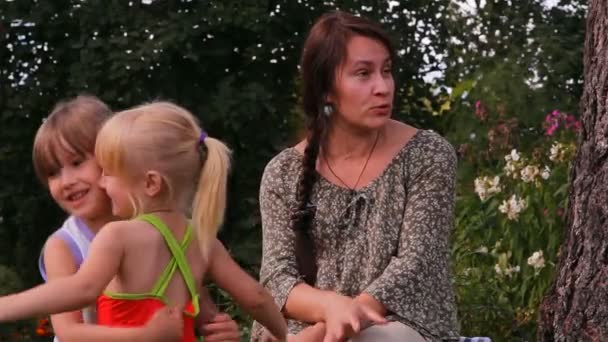 Mutter mit zwei Kindern redet, lacht — Stockvideo