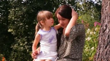 Anne ve kızı oturan iletişim