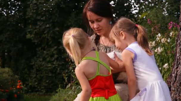 Une mère avec deux enfants et un chat parlant, riant — Video