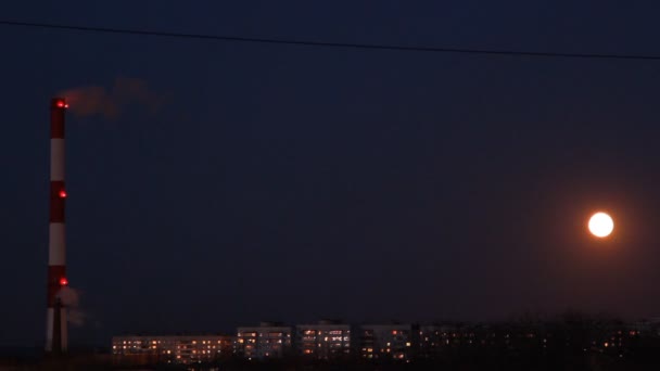 Luna sobre ciudad de la noche, pipa de fumar — Vídeo de stock