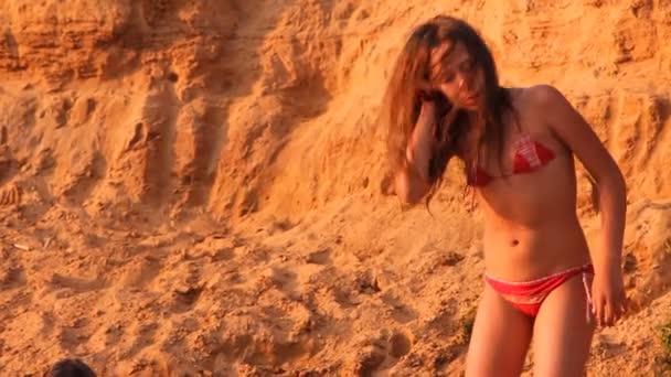 Mädchen Teen nach dem Baden auf dem Hintergrund von Sand getrocknet — Stockvideo