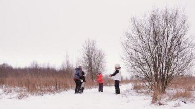 kızlar ve çocuklar eğlenceli kış doğada var