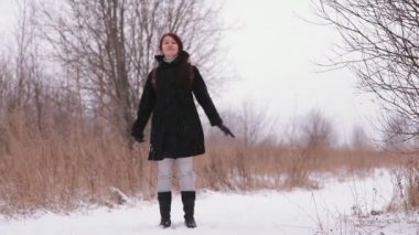 kış, karda iplik bir kadındır