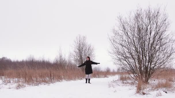 Winter ist eine Frau, die sich im Schnee dreht — Stockvideo