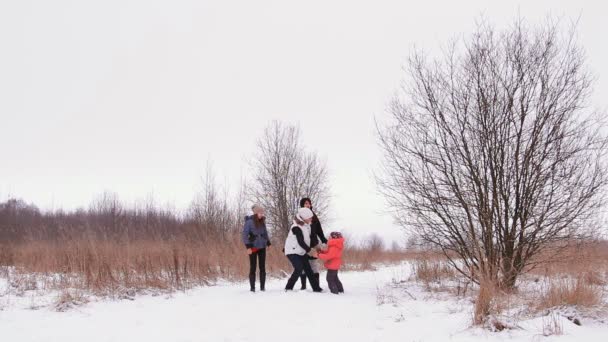 Дівчаток та діти весело провести час у природі зимових — стокове відео