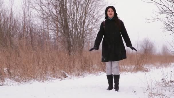Ο χειμώνας είναι μια γυναίκα γυρίζει στο χιόνι — Αρχείο Βίντεο