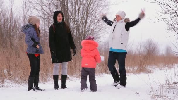 The girls and the children have fun in the winter nature — Stock Video
