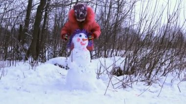 kardan adam ile oynayan küçük bir kız