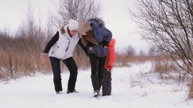 kızlar ve having fun Kış Doğa çocuk