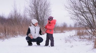 kız ve bebek kış doğada eğlence var