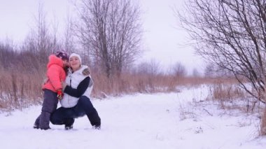 kızlar ve having fun Kış Doğa çocuk