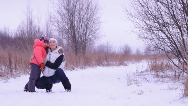 Niñas y niños se divierten en la naturaleza de invierno — Vídeos de Stock