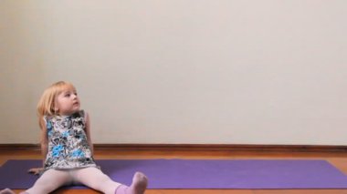aptal egzersizleri, yoga yapıyor, küçük bir kız oynar