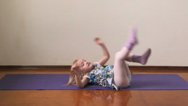 holčička hraje blázen dělá cvičení, jóga