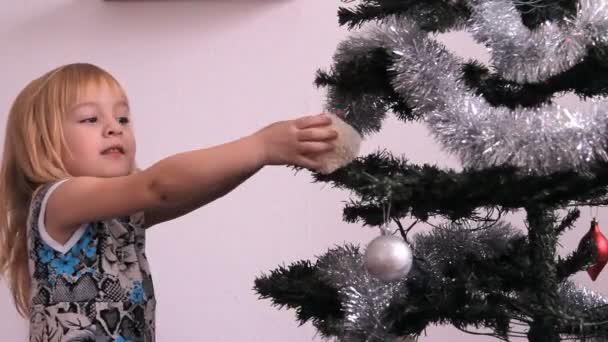 Meisje en kerstboom — Stockvideo