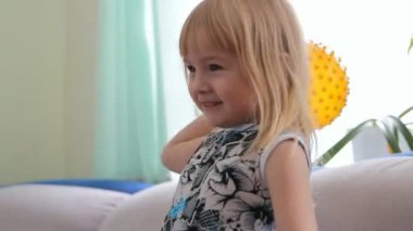 küçük bir kız ile Top oynuyor