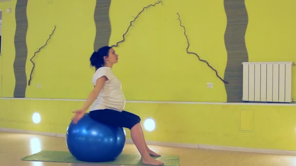 A pregnant woman doing exercises with the ball, yoga — Stock Video