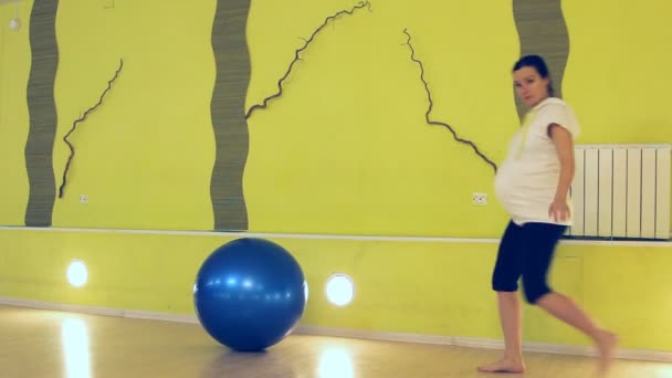 Una donna incinta che fa esercizi con la palla, yoga — Video Stock
