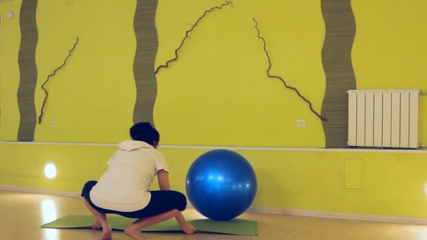 Una mujer embarazada haciendo ejercicios con la pelota, yoga — Vídeos de Stock