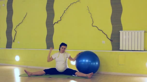 Une femme enceinte faisant des exercices avec le ballon, yoga — Video