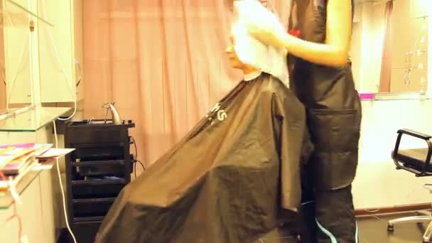 A menina na barbearia, cor, laminação, seca o cabelo — Vídeo de Stock
