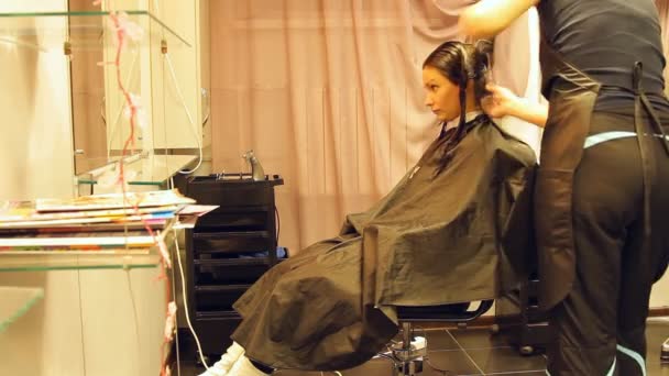 La chica en la peluquería, color, laminación, seca el cabello — Vídeos de Stock