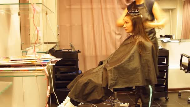 La fille dans le salon de coiffure, couleur, stratification, sèche les cheveux — Video