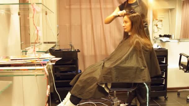 Dívka v holičství, barva, laminace, vysouší vlasy — Stock video
