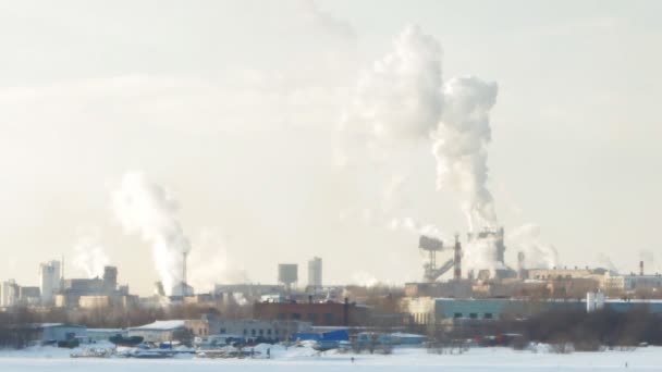 Narciarz idzie na tle kominów fabrycznych i dymu — Wideo stockowe